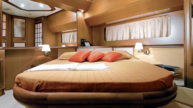 Mochi Craft Dolphin 44' Master Bedroom