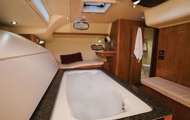Hunter 50 Center Cockpit Master Bathroom with bathtub