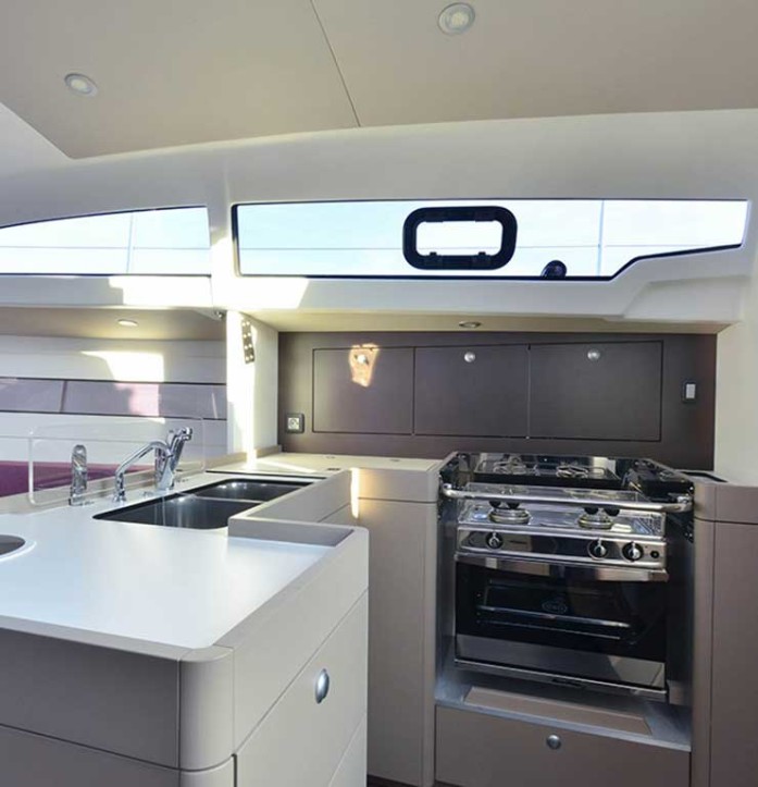 RM Yachts - RM 1070-galley